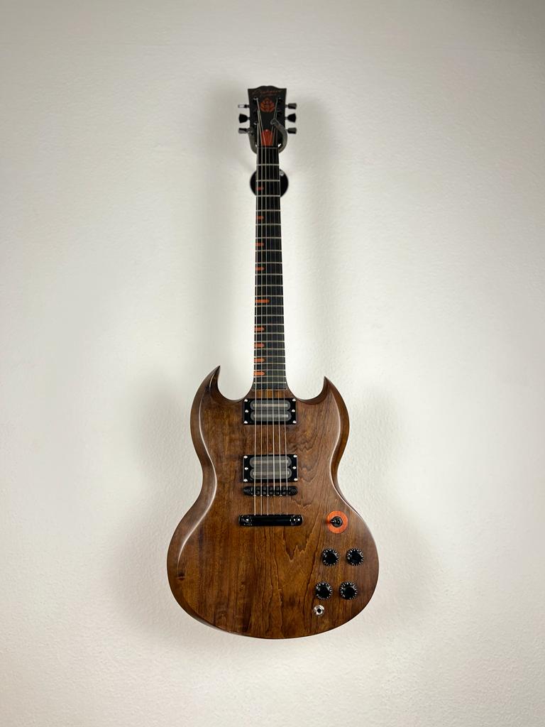 Guitarra Modelo SG com Braço Assimétrico Pinheiro Guitars
