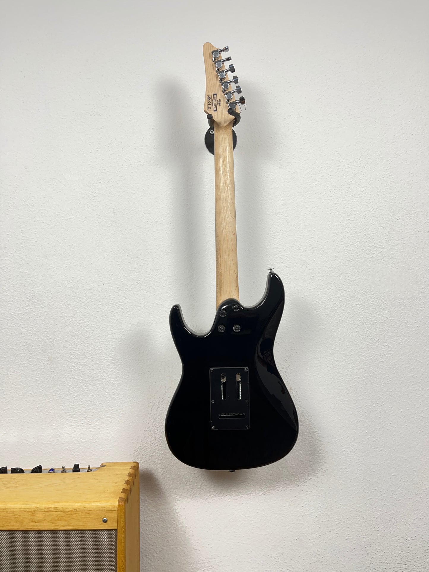 Guitarra Ibanez AZES 40 BK Black Essentials / Accord S S H Pickups - Semi Nova