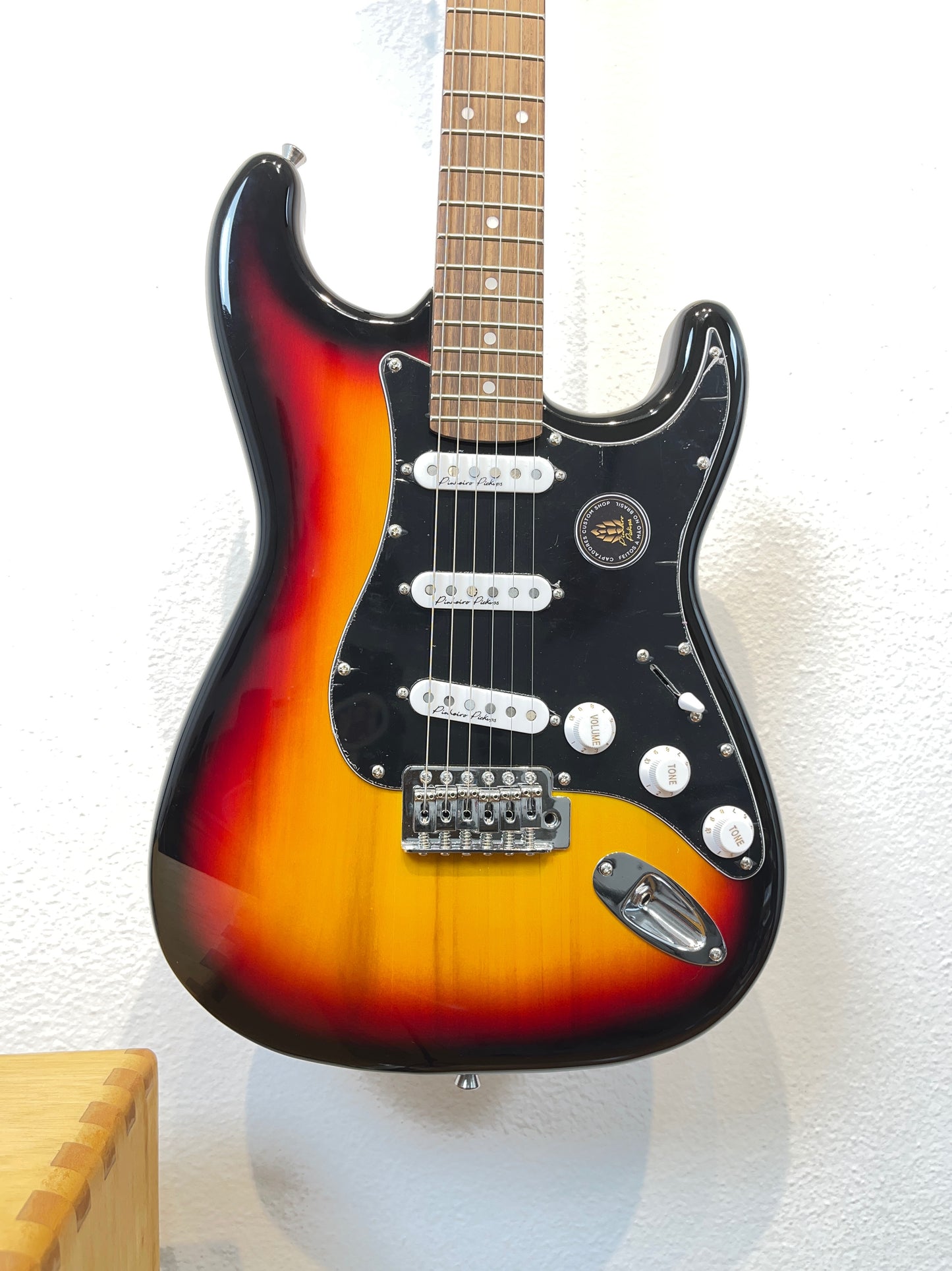 Guitarra Strato Aria Pró + Pinheiro Pickups SRV Texas Trouble