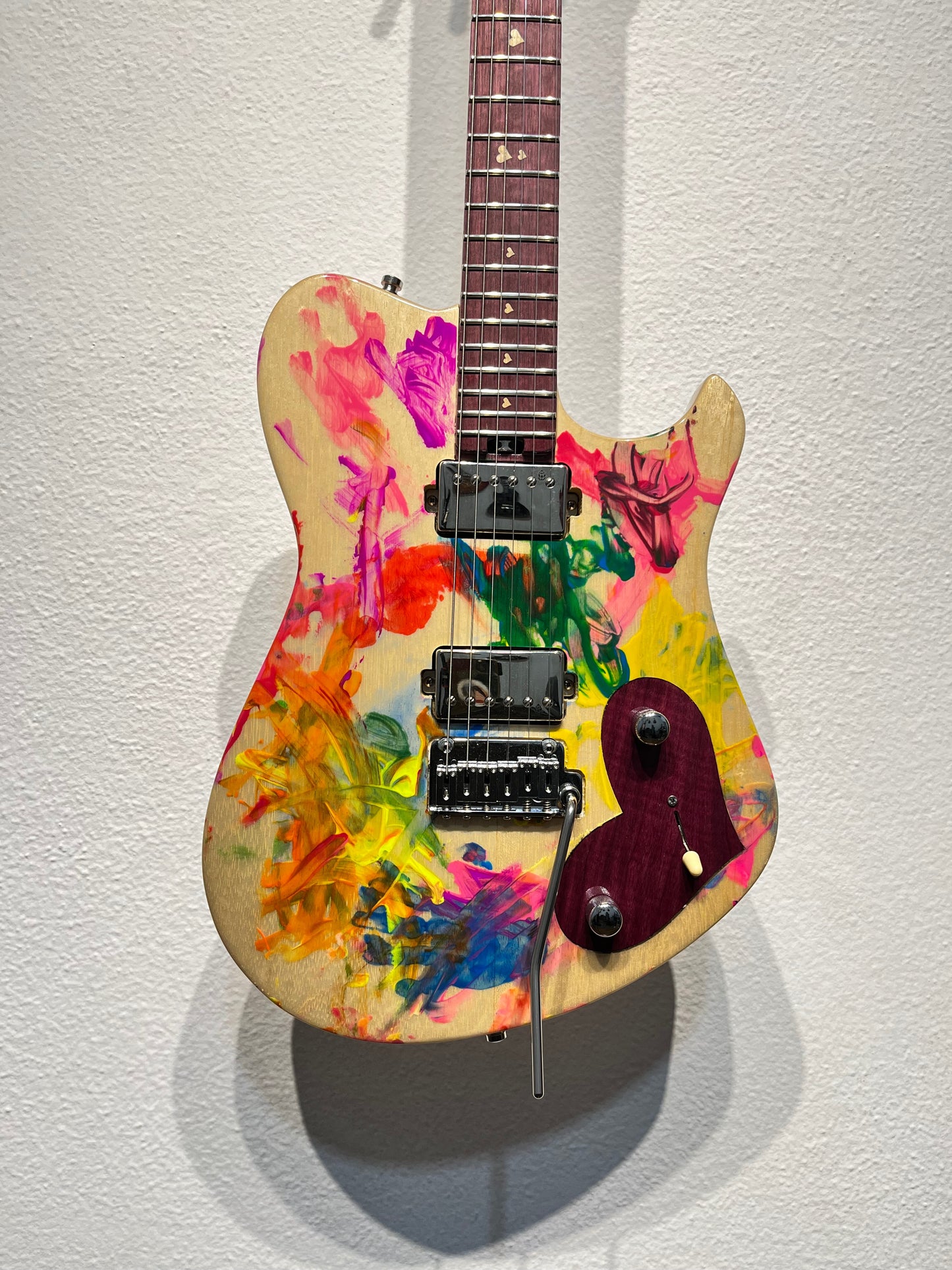 Guitarra Custom Shop - Ceci HH Trem - Pinheiro Guitars - Pintura com os Filhos!