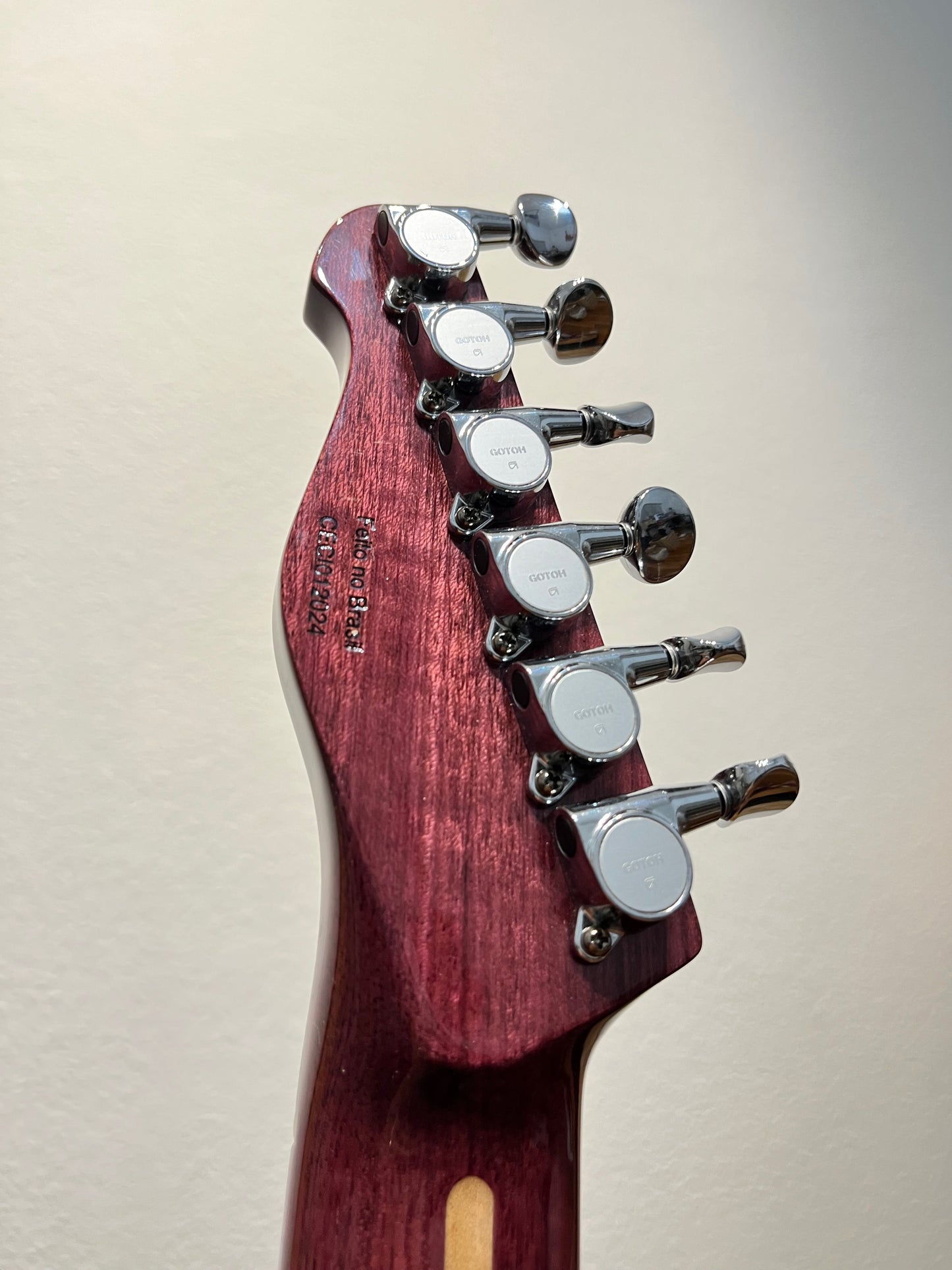 Guitarra Custom Shop - Ceci HH Trem - Pinheiro Guitars - Pintura com os Filhos!