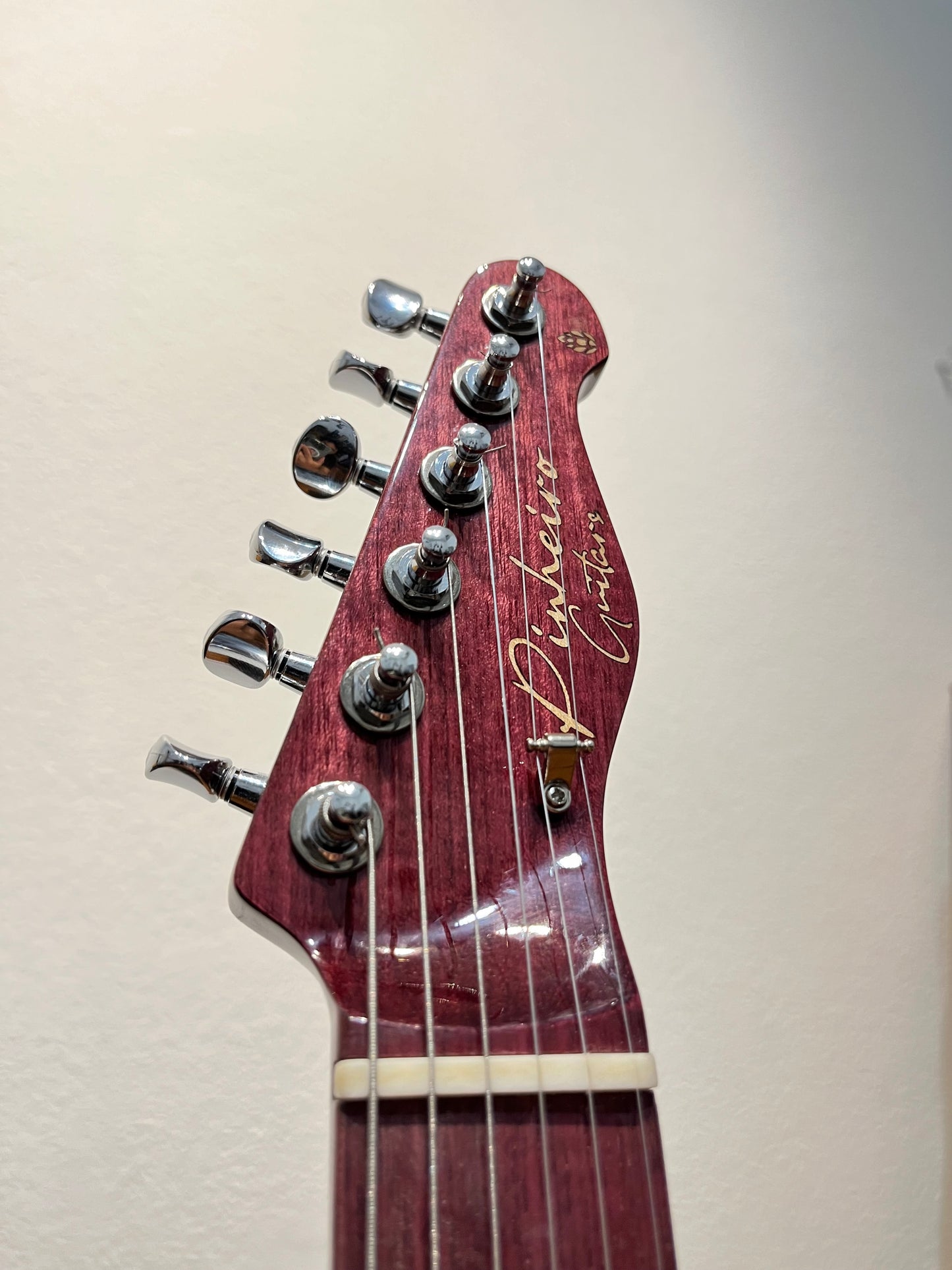 Guitarra Custom Shop - Ceci HH Trem - Pinheiro Guitars - Pintura com os Filhos!