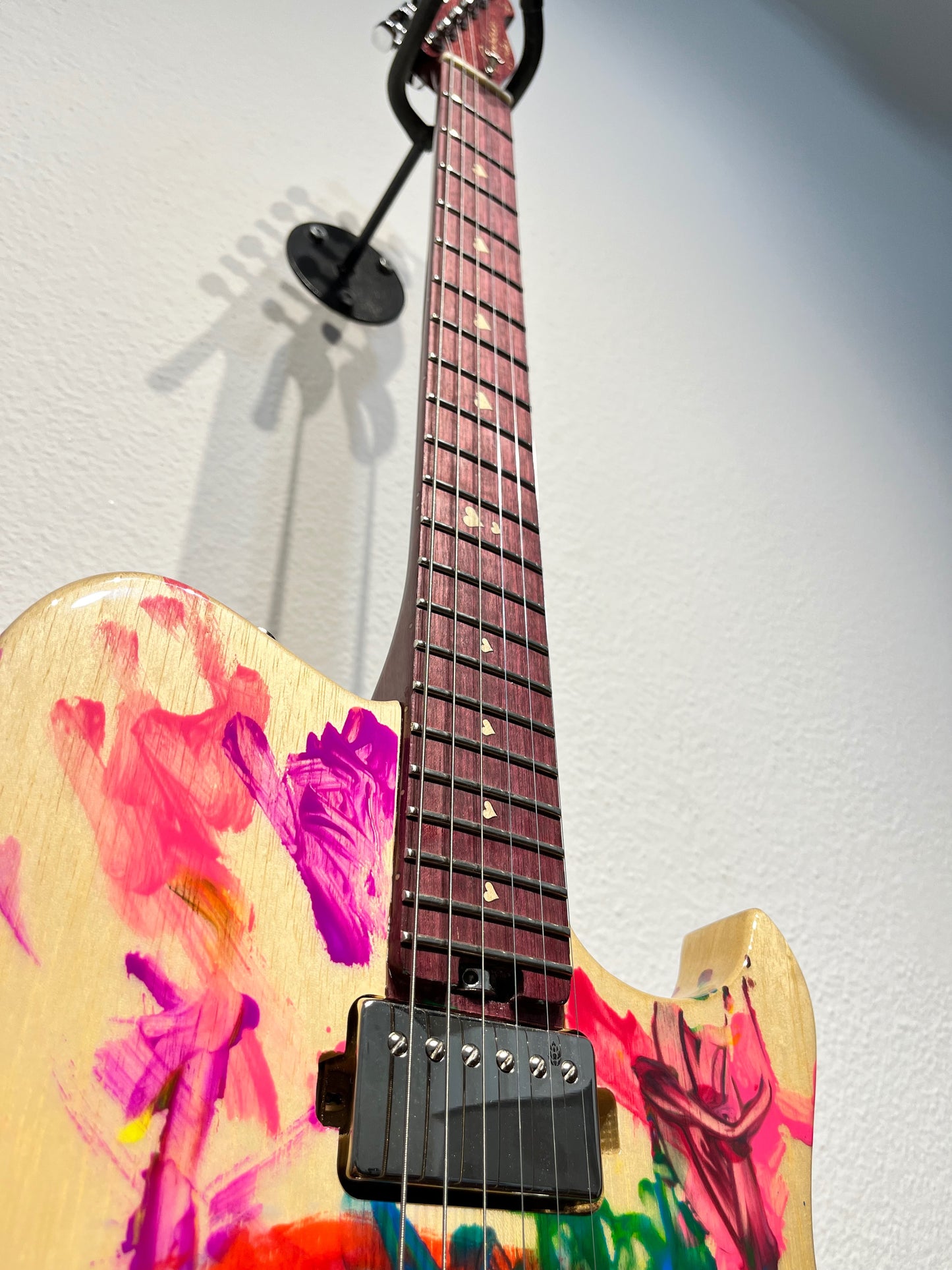 Guitarra Custom Shop - Ceci HH Trem - Pinheiro Guitars - Pintura com os Filhos!