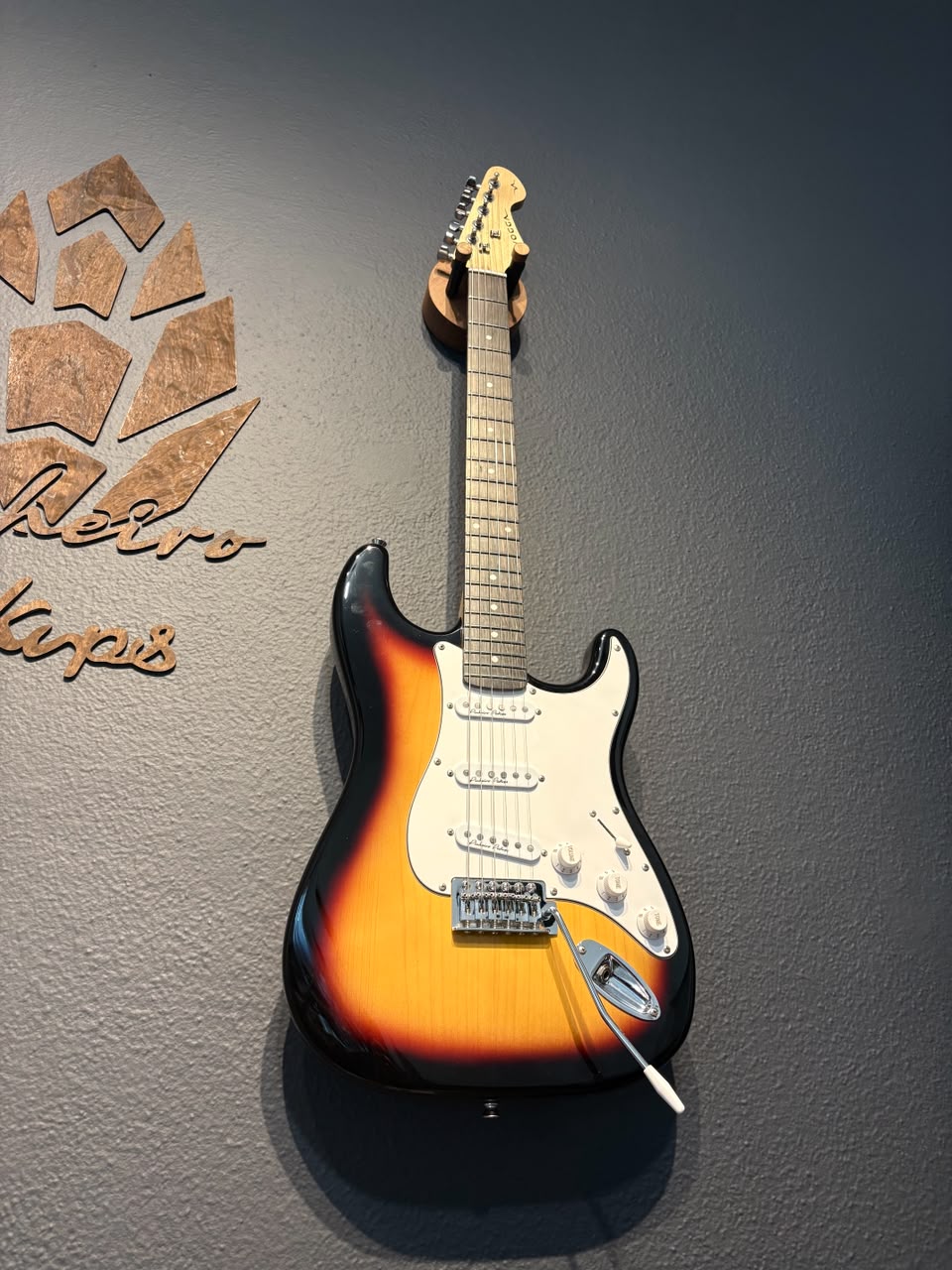 Guitarra Vogga Stratocaster Sunburst + Blues Trio Pinheiro Pickups