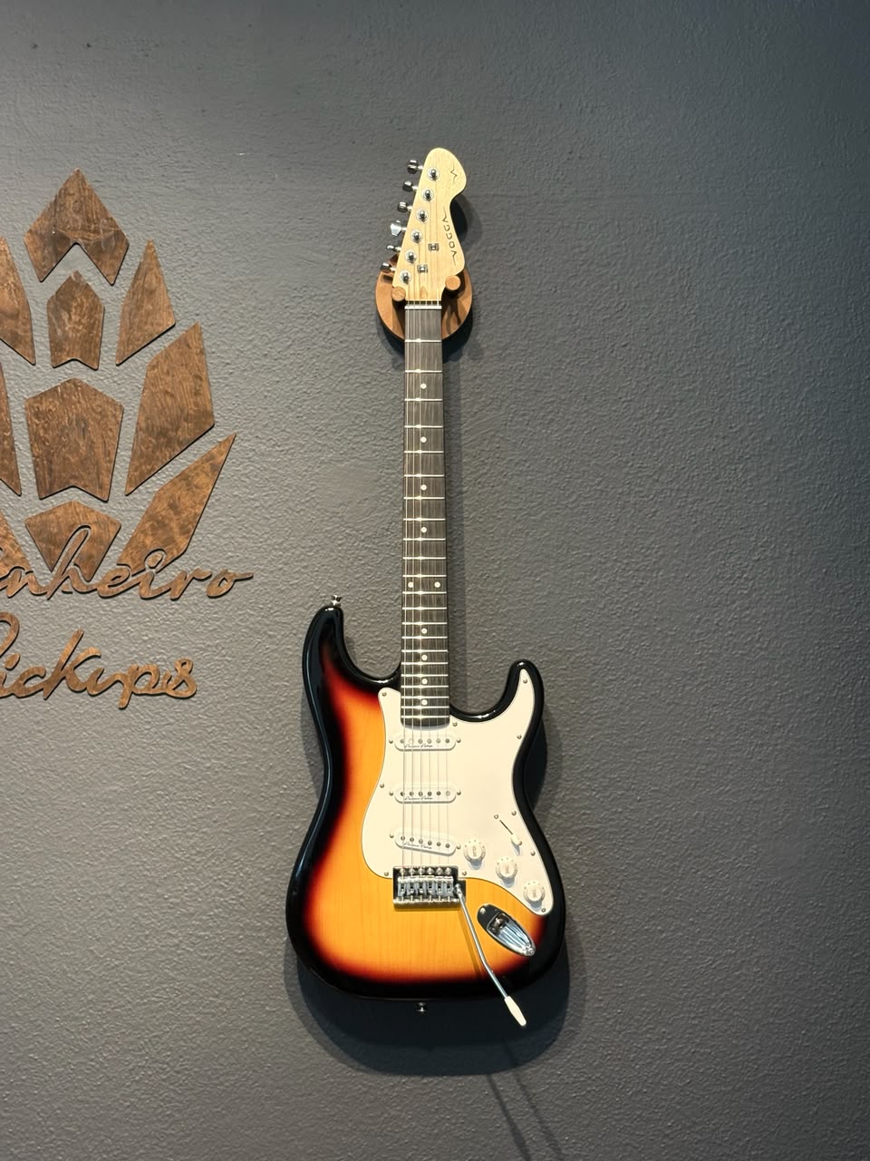 Guitarra Vogga Stratocaster Sunburst + Blues Trio Pinheiro Pickups