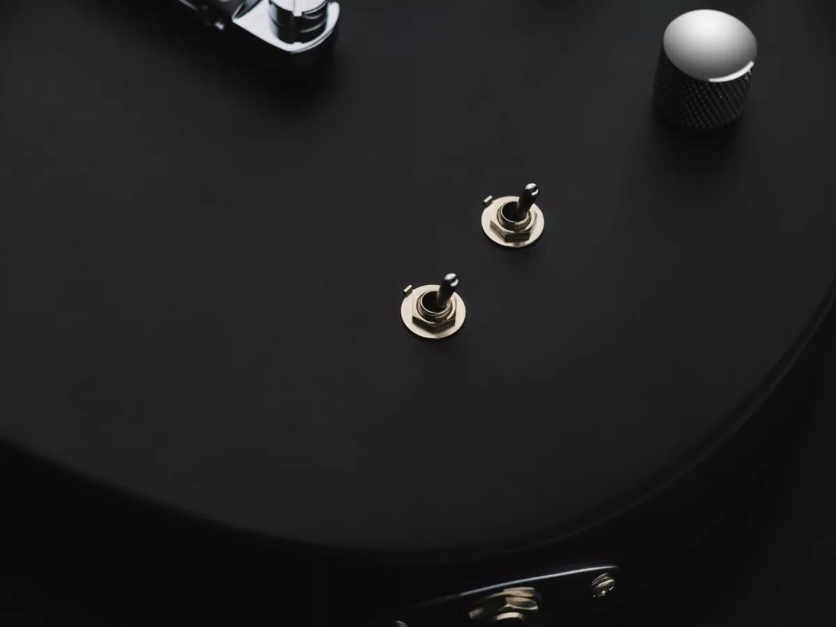 Guitarra Cort MBM-2 Sustainiac Satin Black Matt Bellamy