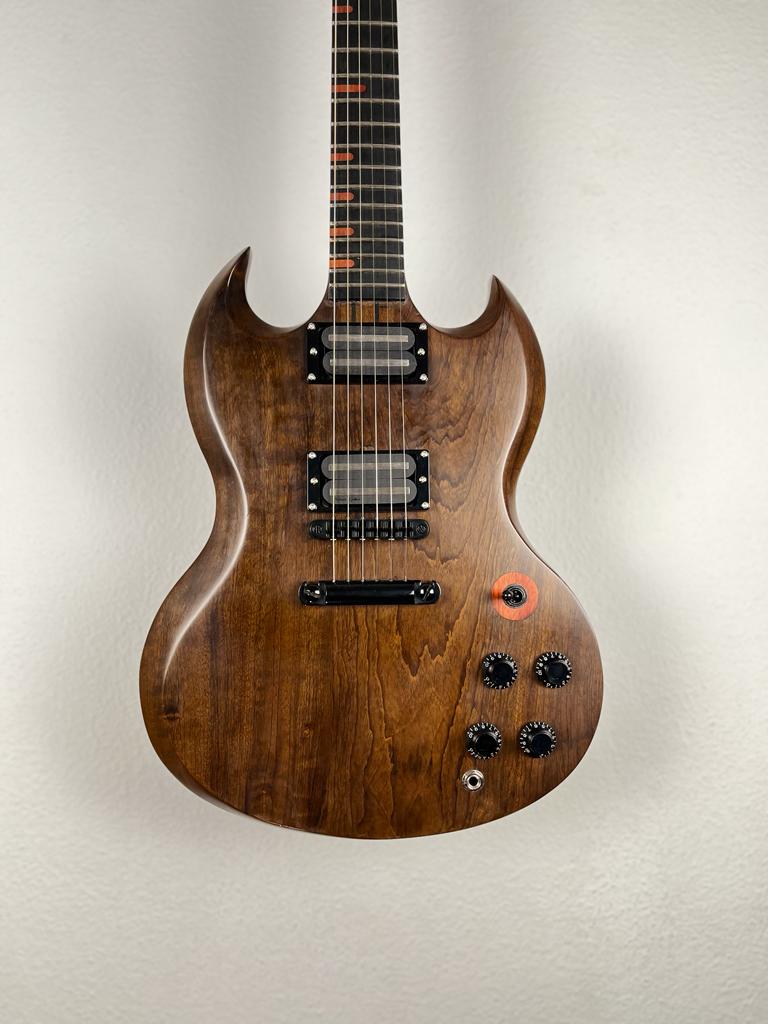 Guitarra Modelo SG com Braço Assimétrico Pinheiro Guitars