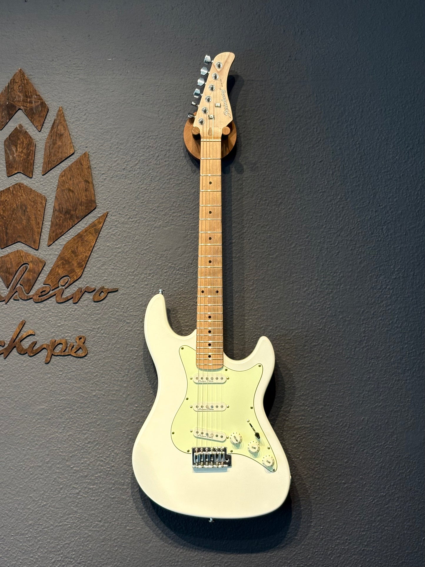 Strinberg Strato STS150 – Branco Sparkle + Mojo Noiseless Pinheiro Pickups