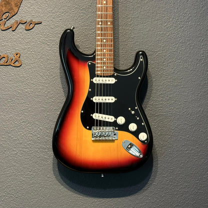 Guitarra Strato Aria Pro + Texas Trouble SRV + Peacemaker