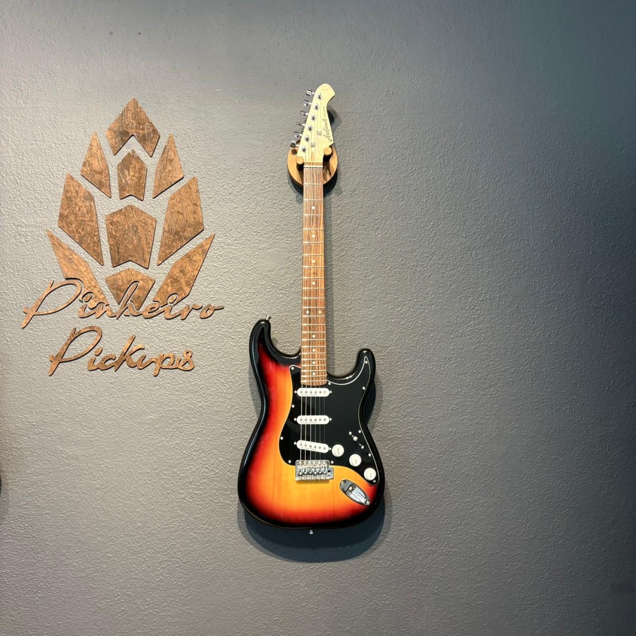 Guitarra Strato Aria Pro + Texas Trouble SRV + Peacemaker