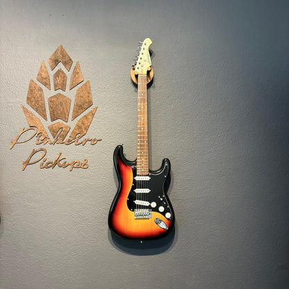 Guitarra Strato Aria Pro + Texas Trouble SRV + Peacemaker