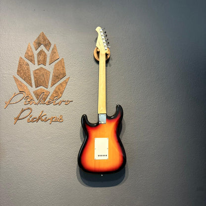 Guitarra Strato Aria Pro + Texas Trouble SRV + Peacemaker