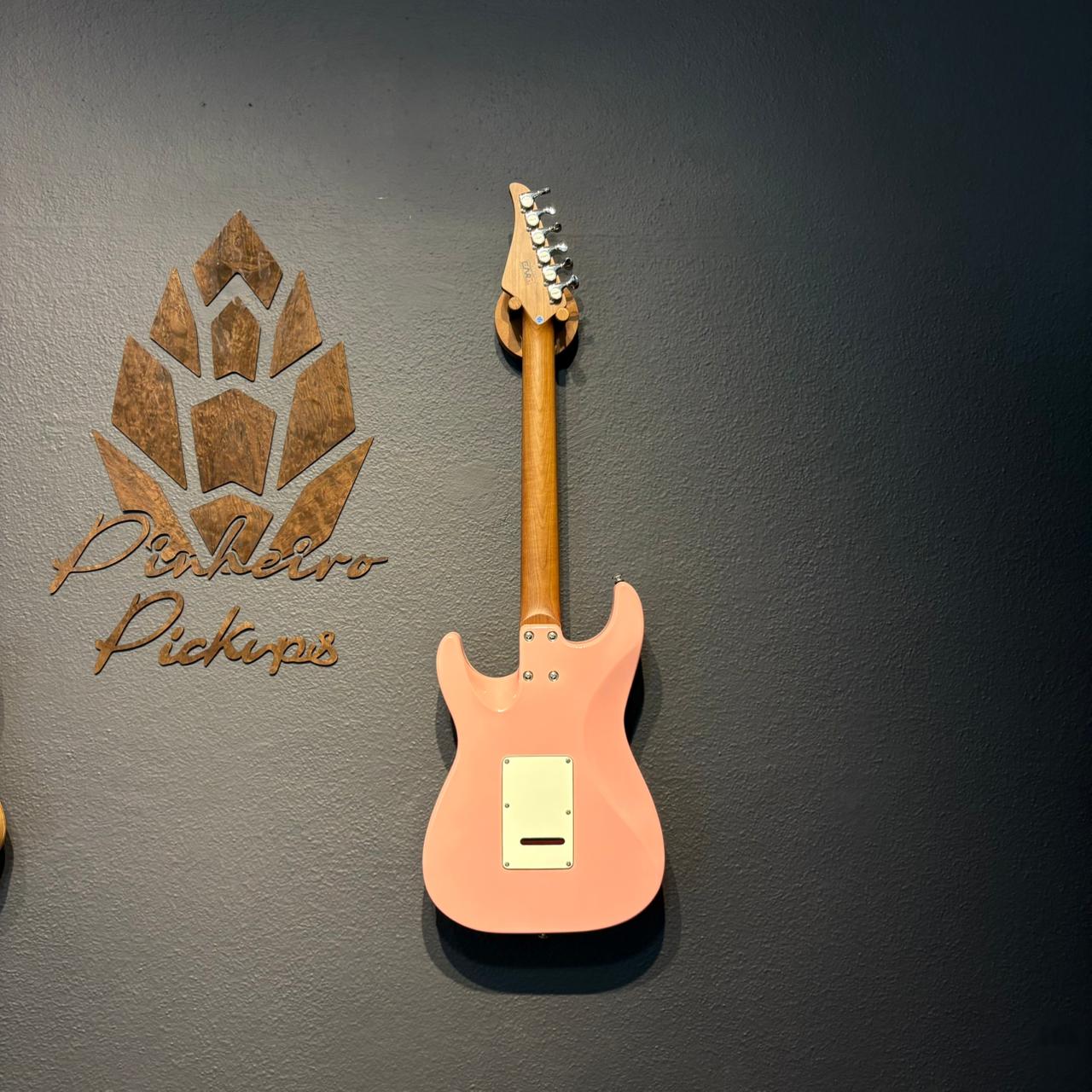 Guitarra EART Rosa HSS + Pinheiro Pickups Mateus Asato Style + Peacemaker