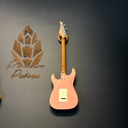 Guitarra EART Rosa HSS + Pinheiro Pickups Mateus Asato Style + Peacemaker