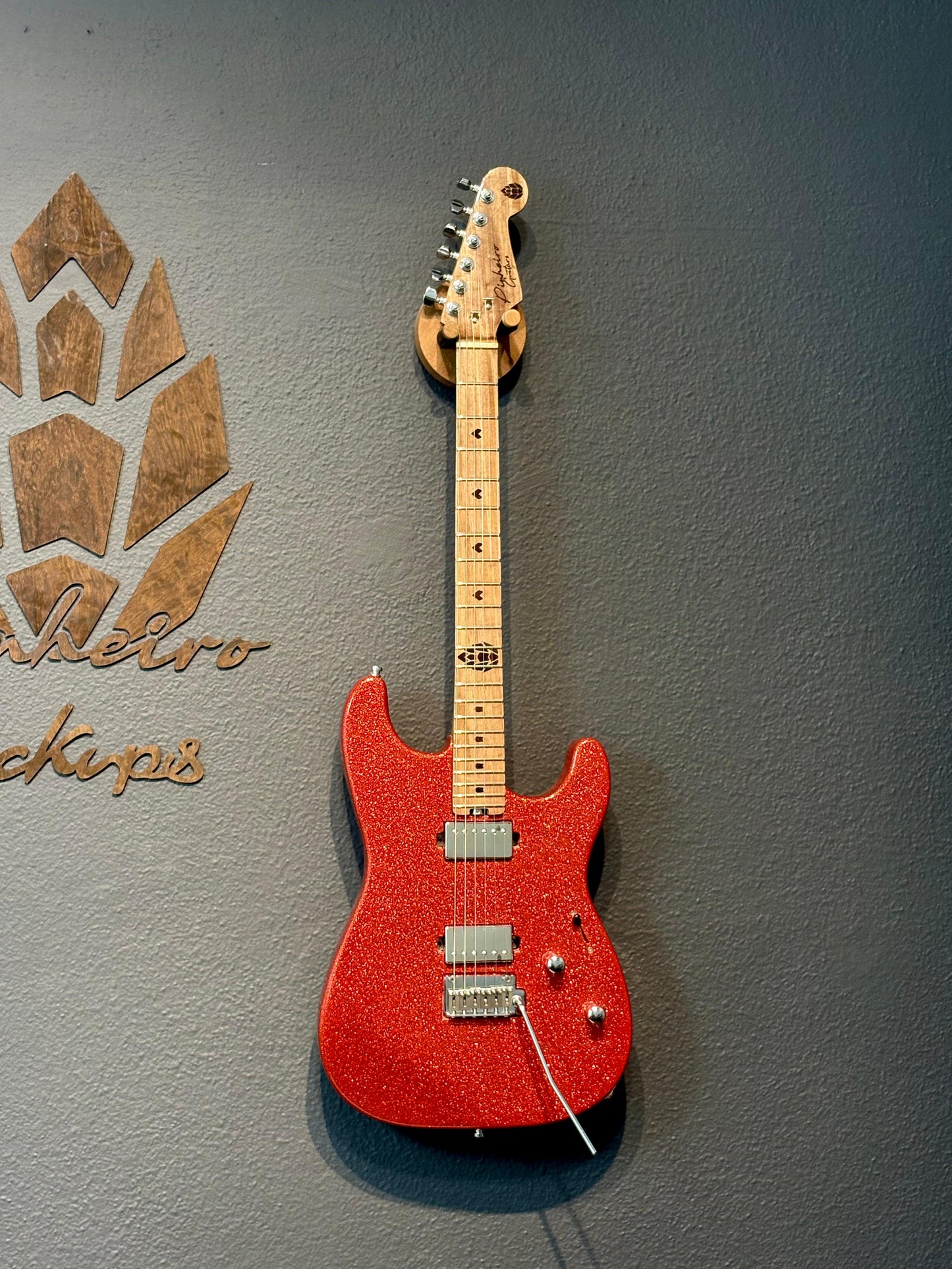 Guitarra Super Strato Glam Red Sparkle – Pinheiro Guitars