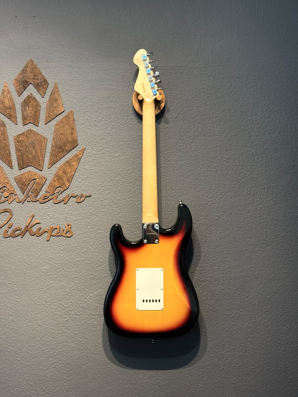 Guitarra Vogga Stratocaster Sunburst + Blues Trio Pinheiro Pickups