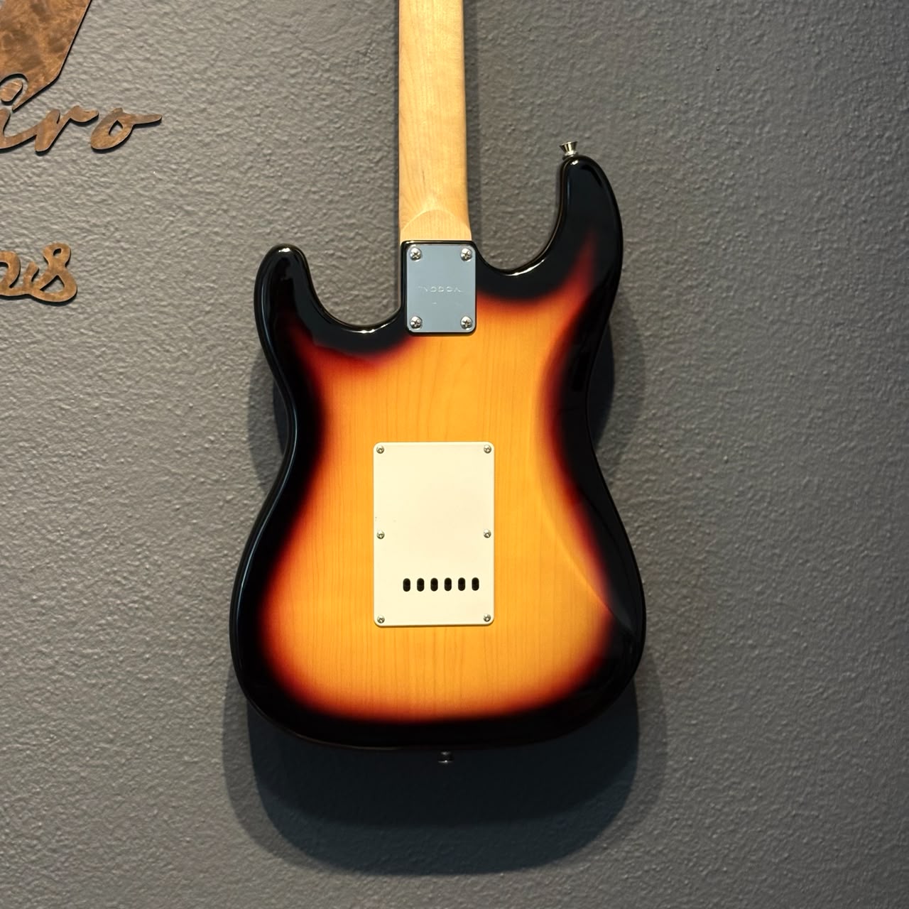 Guitarra Vogga Stratocaster Sunburst + Blues Trio Pinheiro Pickups