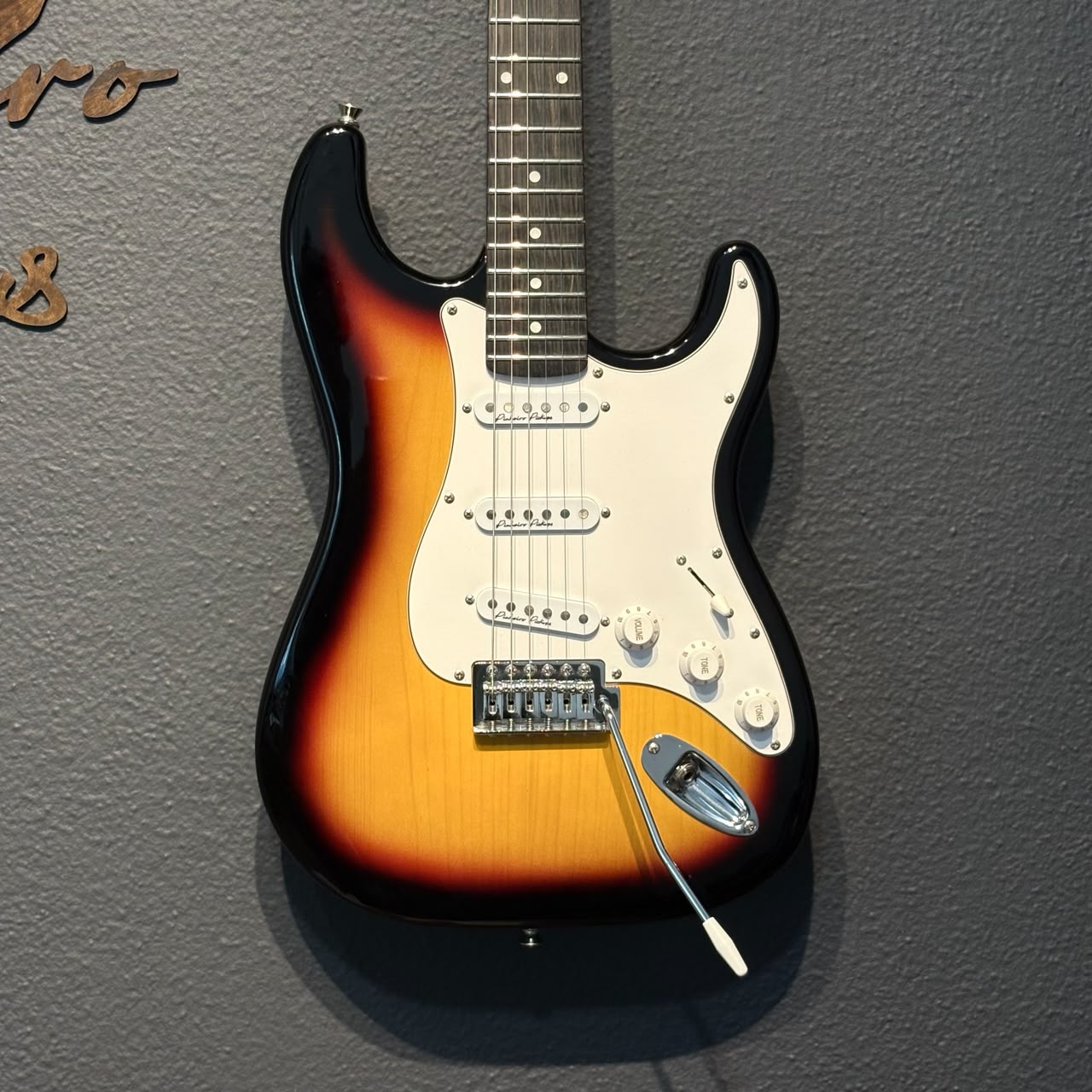 Guitarra Vogga Stratocaster Sunburst + Blues Trio Pinheiro Pickups